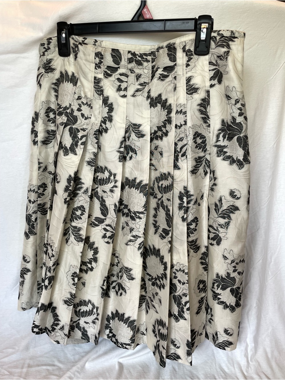 Women's Black & White Floral Pleated Skirt